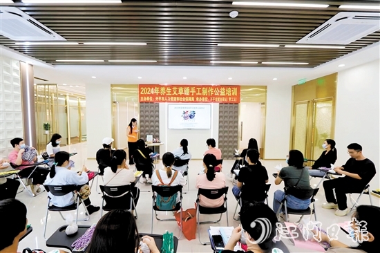育龄妇女参加养生艾草锤手工培训。