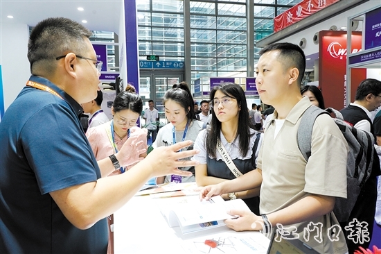江海区招商干部在深圳展会招商。何榕