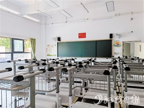 新学期，新桌椅。新会区坚持以“新建”为主、“改扩建”为辅，不断优化学生学习环境。