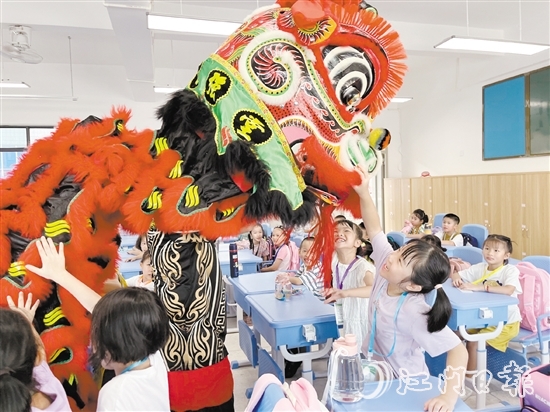 鹤山一中附小邀请醒狮队到课室送祝福，学生与醒狮进行互动。陈佩筠