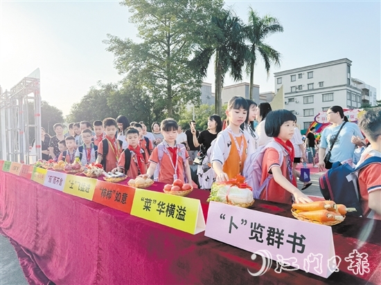新生进入校园时，纷纷触摸“吉祥物”，希望在新的一年里能够学业有成。