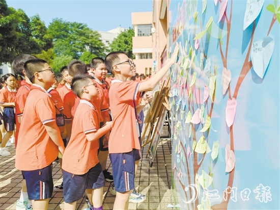 新学期，新愿望。恩平学子纷纷写下“心愿帖”，希望在新学期取得新进步。