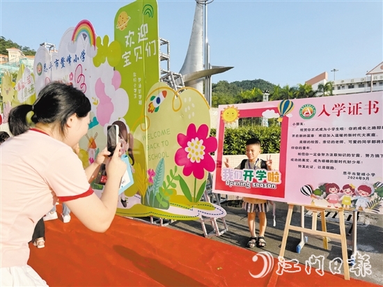 来到新校园，学生拍照留念。