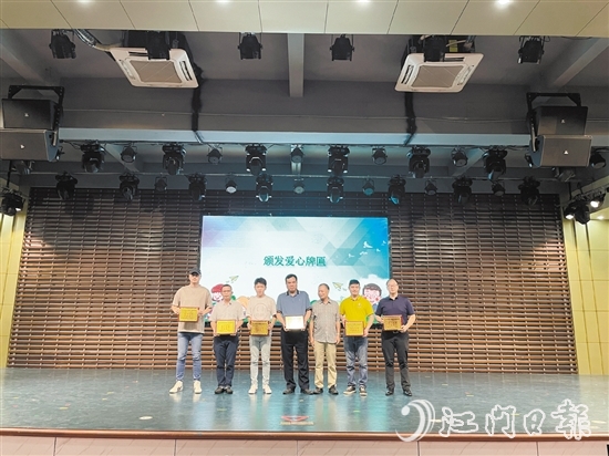 爱心人士获颁爱心牌匾。 爱心人士获颁爱心牌匾。