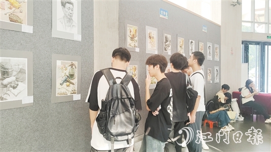 此次展览吸引了众多市民群众和艺术爱好者前来观展。