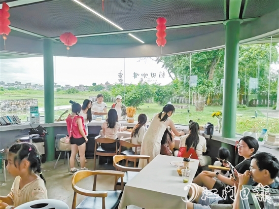 “村咖”不仅提供了高品质的咖啡和舒适的休闲空间，更提供了一种远离城市喧嚣的慢生活方式，使得“村咖”迅速成为开平乡村旅游的新名片，吸引越来越多游客前来“打卡”。