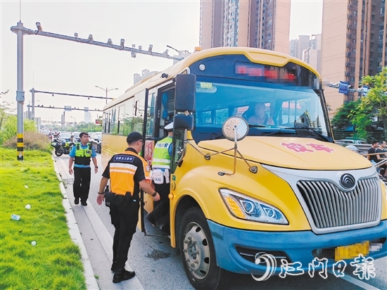 江门市轻骑兵交通志愿服务队志愿者和交警走上校车开展交通安全宣传。