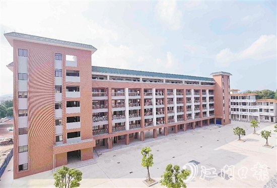 新会一中附属凤山湖中学改扩建工程项目有新进展，新建教学综合楼成为校园内的一道风景线。