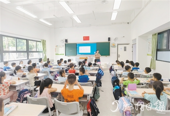 新会华侨实验第二小学的同学们在新教室上课。