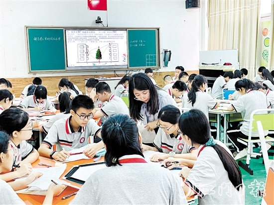 棠下初级中学常规开展各类教学比赛，提升教师的教学能力。