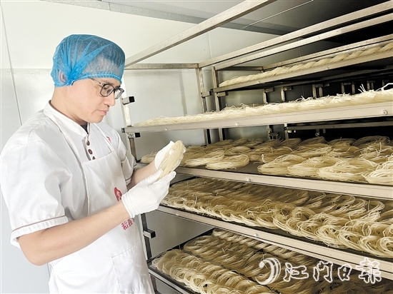 吴有坤在生产车间检查濑粉品质。