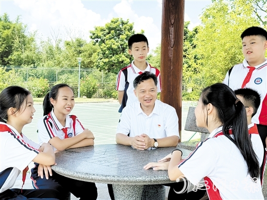帮助孩子追梦的冯奕安。