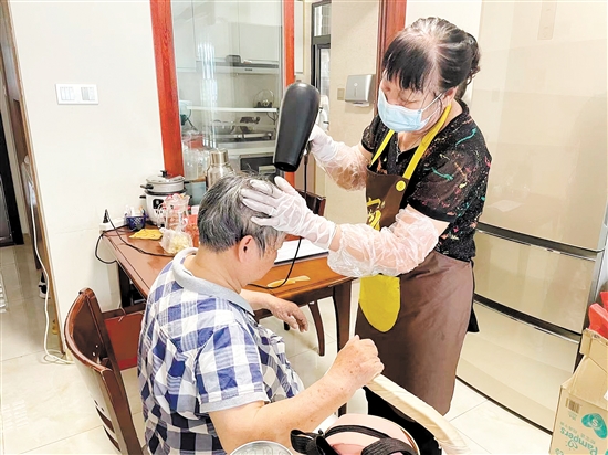 助浴师为服务对象吹头发。