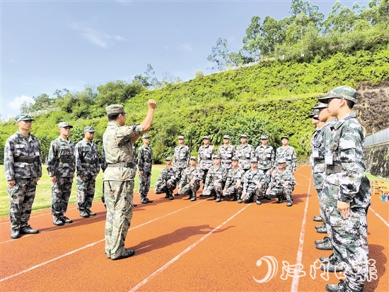 预定新兵头顶烈日，在教练员的指挥下进行训练。