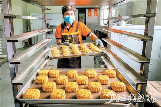 师傅将月饼送入烤炉中，经过20分钟260℃高温烘烤后，一盘盘香喷喷的“牛屎饼”出炉了。欧蕊荣