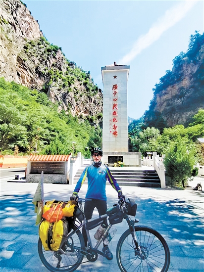 黄明宝每到一处，都会去探访红军长征遗址。（图由受访者提供）