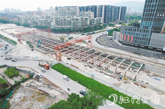侨兴南路下沉式隧道基坑开挖已进入收尾阶段。
