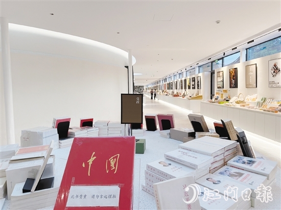先锋天下粮仓书店展廊既可以作为文创展销平台，又可以定期举办各式展览。