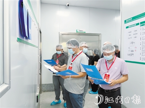 水口镇人大代表查阅台账，了解学生食品安全情况。