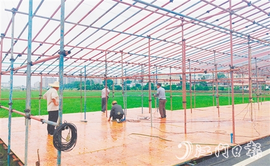 山口圩非遗集市精心设置市集区、生鲜区、熟食区、休息区、餐饮区、游乐区六大区域,工作人员正在抓紧搭建摊位。 山口圩非遗集市精心设置市集区、生鲜区、熟食区、休息区、餐饮区、游乐区六大区域,工作人员正在抓紧搭建摊位。