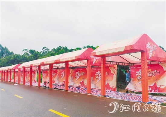 嘉年华期间,主办方在水步镇乔庆村山口圩提供超过250个摊位,展示和销售各类特色商品。 嘉年华期间,主办方在水步镇乔庆村山口圩提供超过250个摊位,展示和销售各类特色商品。