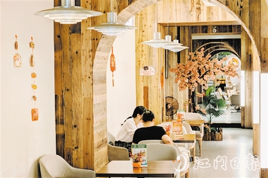 台城历史文化街区在改造过程中，注重保留和恢复街区的历史风貌和文化特色，同时引入现代商业元素和设施，使街区既保留了传统韵味，又具备了现代功能。