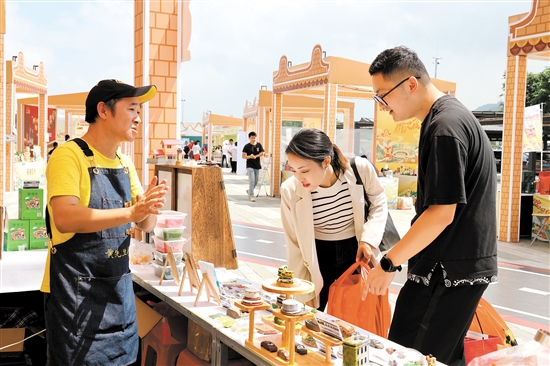 第四届中国高速公路美食节在我市开阳高速梁金山服务区举办。