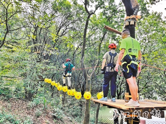 游客在工作人员的指导下，学习相关安全知识，现场体验部分游玩项目。