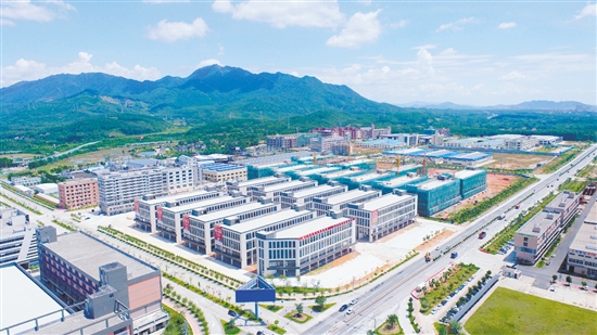 作为江门恩平经济“主战场”的恩平工业园，是省级产业转移工业园、省循环化改造试点园区、省五星级服务园区。