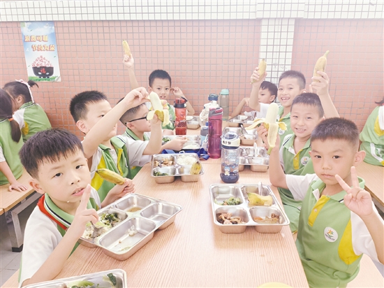 沙坪三小的午餐美味可口、营养均衡，得到学生点赞。
