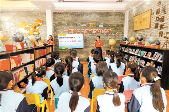 博富公益“悦读馆”台山桂水村馆开展读书活动。市委宣传部供图