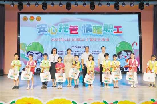 我市举办职工子女托管班，深受家长欢迎。