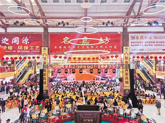 新会古典家具城经常举办盛会，为商户拓宽“朋友圈”“伙伴群”。