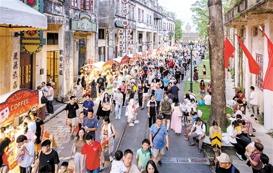 国庆假期，江门共接待游客442.81万人次。图为赤坎华侨古镇游人如织。周华东