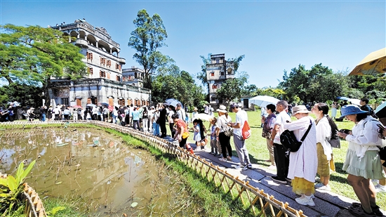 开平碉楼吸引了大量游客。景区供图