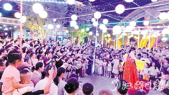 白水带缤纷乐园内，精彩节目层出不穷，吸引游客观看。受访者供图