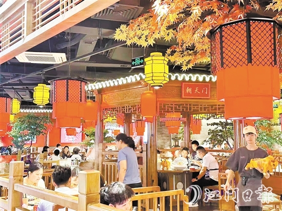 国庆期间江海区餐饮店人气旺。受访者供图