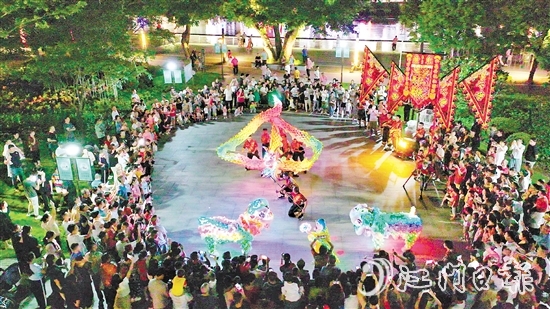 夜光龙在夜空中翻腾，金光闪闪，威武霸气。付师华
