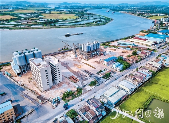 潭江工业区结合公益港扩容提质，整合开发公用为主的产业码头，扩大公益港区的范围和承载规模。