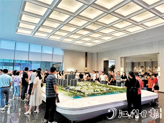 国庆假期，鹤山各大楼盘推出优惠活动，吸引不少市民前往选购。