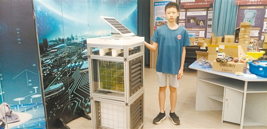 张驭与他研发的“苔藓空气净化器”。