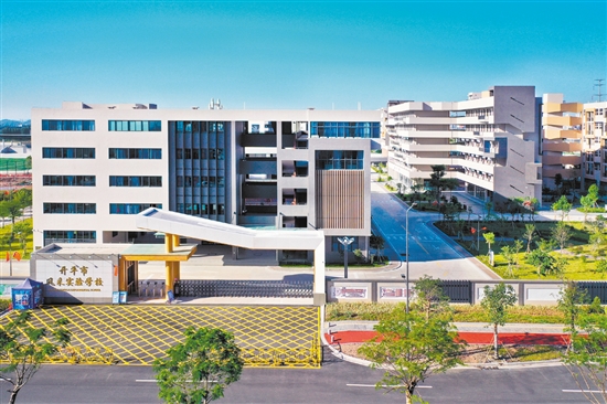 开平市突出抓好学校新建、改扩建和设施更新，让校园“靓”起来。