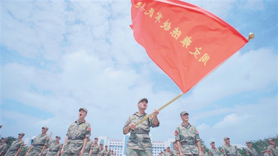 周文雍陈铁军民兵连深情歌颂祖国。 周文雍陈铁军民兵连深情歌颂祖国。