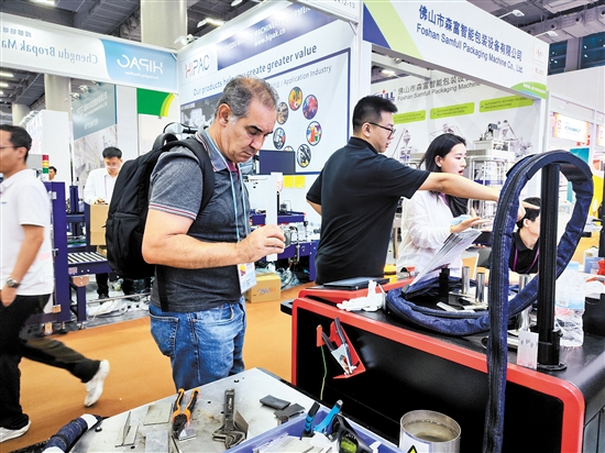 国外客商在安德激光展位参观。