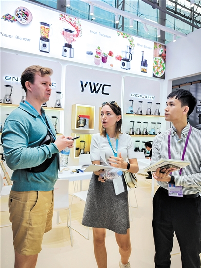 国外客商在裕威倡电器展位咨询产品。