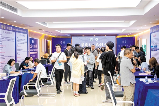 专场招聘会吸引进场人数236人,接收简历95份,初步达成意向27人。 专场招聘会吸引进场人数236人,接收简历95份,初步达成意向27人。