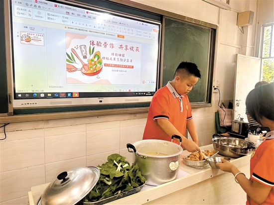 学生用小白菜煮午点。