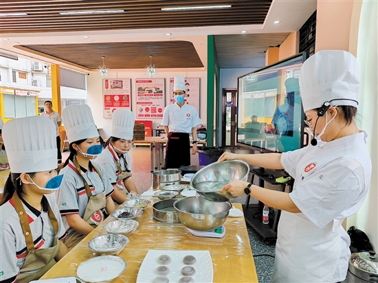 小学生走进中职学校学习烹饪技能。