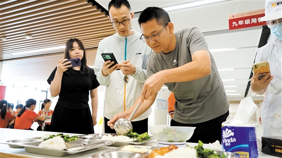 景贤学校人才岛校区的食堂开展不定期抽检。