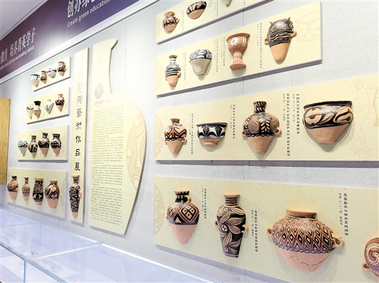 鹤山市碧桂园学校积极为学生搭建展示成果的平台，每个学期举办一次陶艺主题艺术作品展。